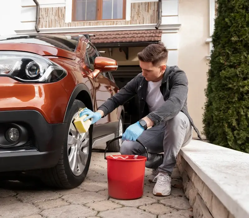 Lavage auto à domicile Saint-Maixent-de-Beugné : professionnel intervenant sur un véhicule